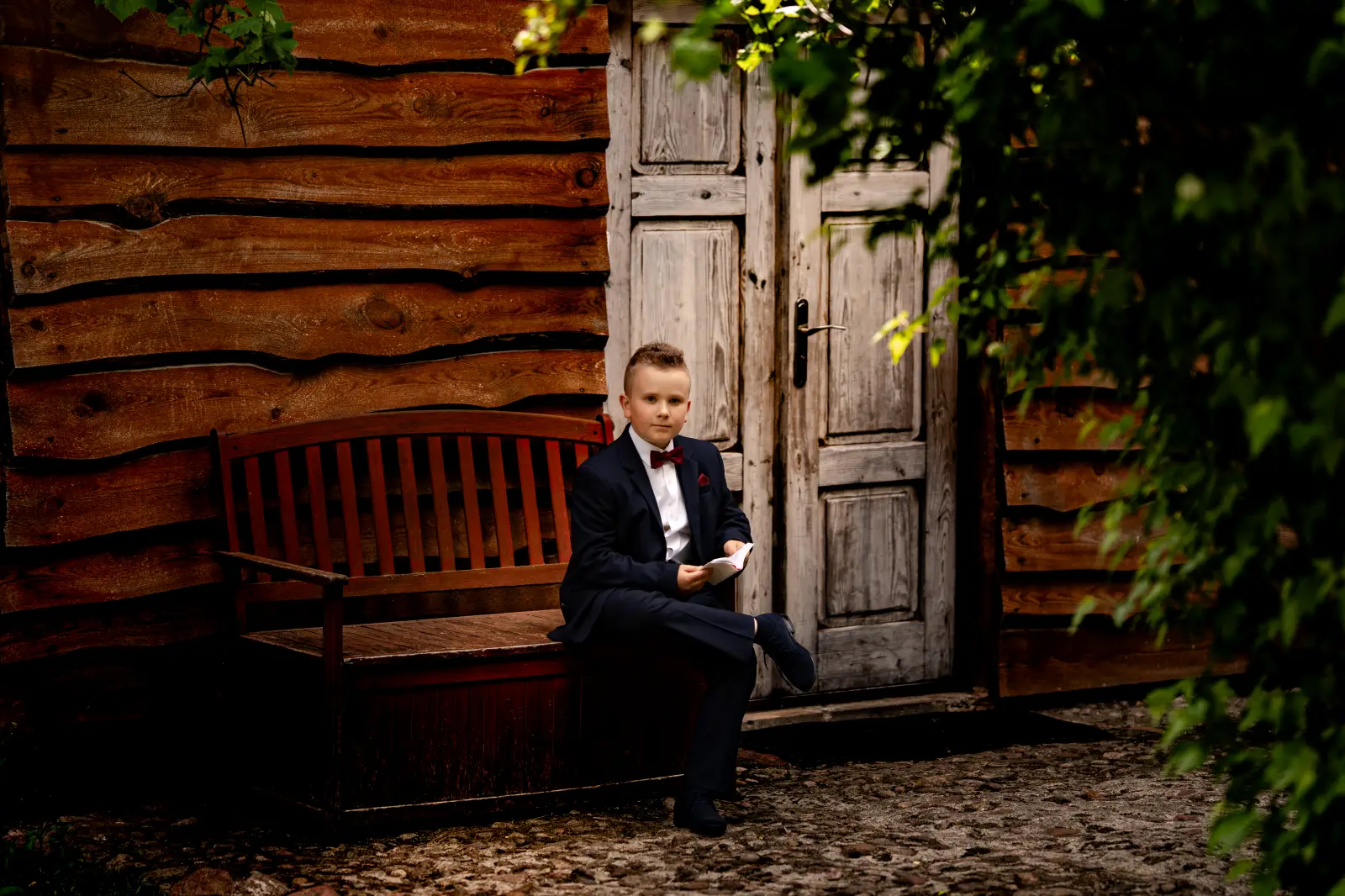 Naturalny portret dziecka w dniu Pierwszej Komunii